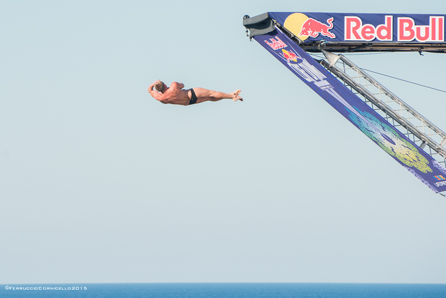 Nel blu dipinto di blu: a Polignano gli spettacolari tuffi del Red Bull Cliff Diving World Series 2015