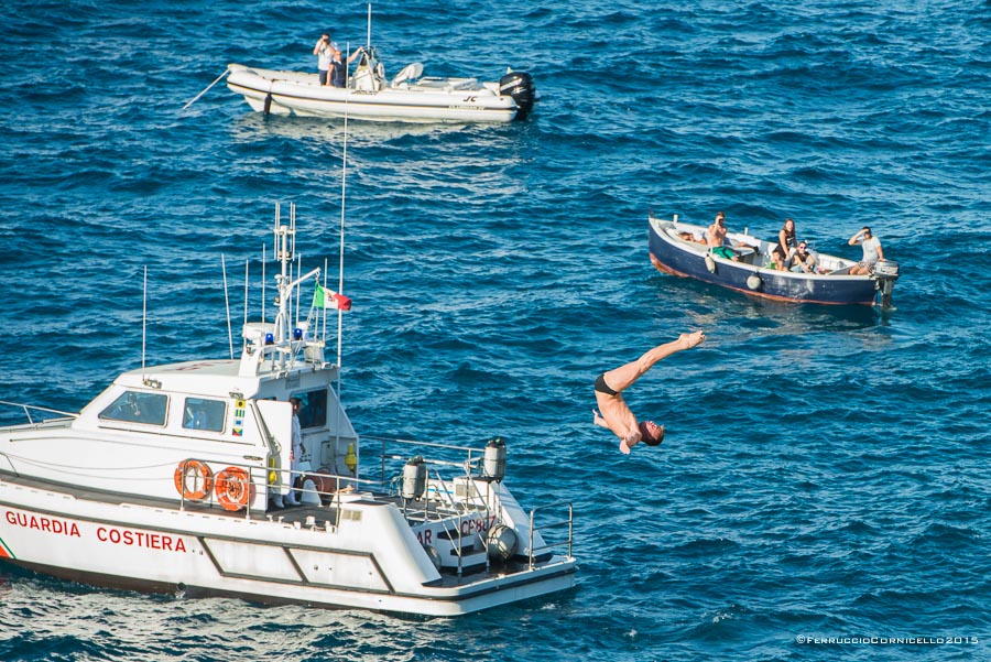 Nel blu dipinto di blu: a Polignano gli spettacolari tuffi del Red Bull Cliff Diving World Series 2015