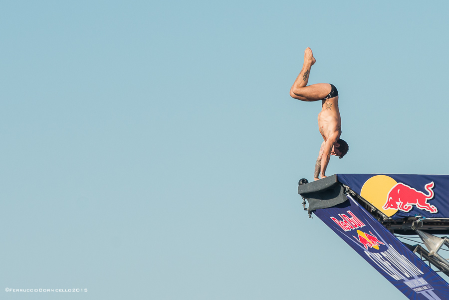 Nel blu dipinto di blu: a Polignano gli spettacolari tuffi del Red Bull Cliff Diving World Series 2015