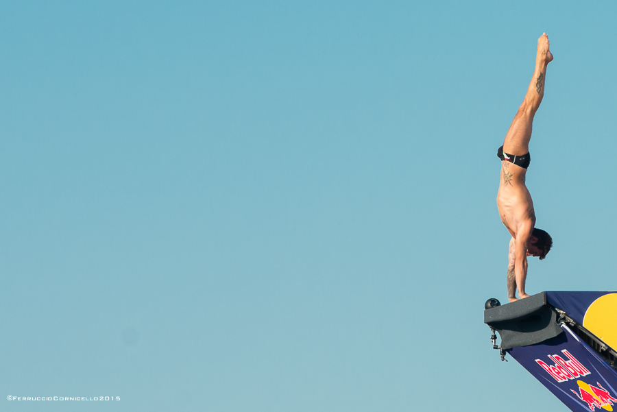 Nel blu dipinto di blu: a Polignano gli spettacolari tuffi del Red Bull Cliff Diving World Series 2015