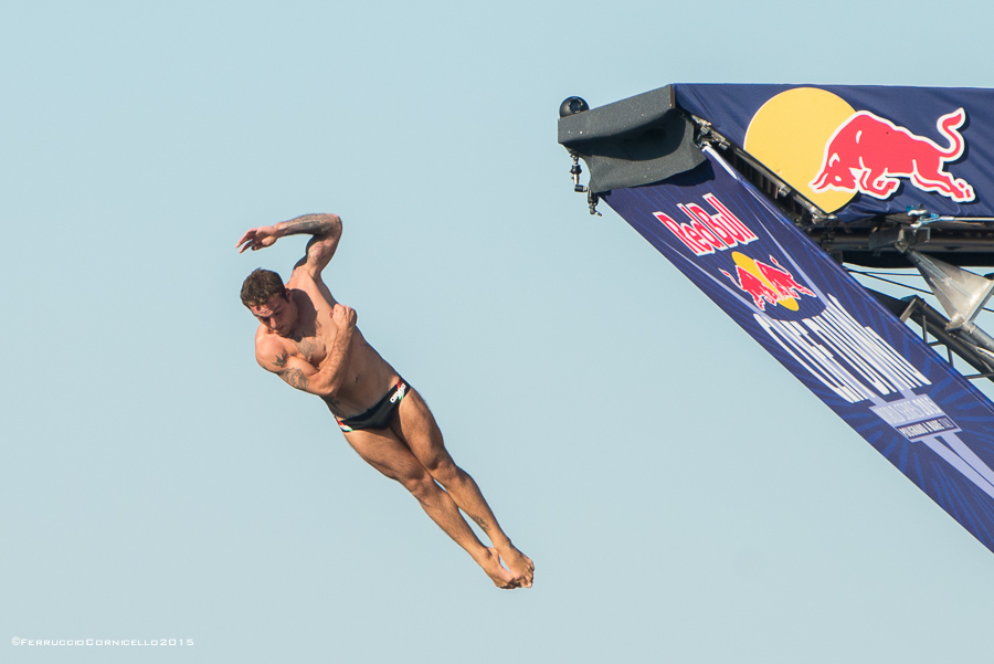 Nel blu dipinto di blu: a Polignano gli spettacolari tuffi del Red Bull Cliff Diving World Series 2015