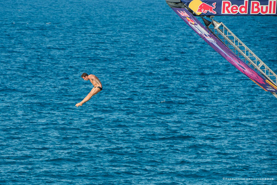 Nel blu dipinto di blu: a Polignano gli spettacolari tuffi del Red Bull Cliff Diving World Series 2015