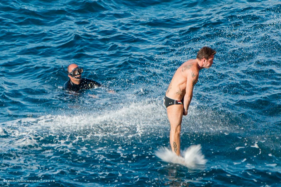 Nel blu dipinto di blu: a Polignano gli spettacolari tuffi del Red Bull Cliff Diving World Series 2015