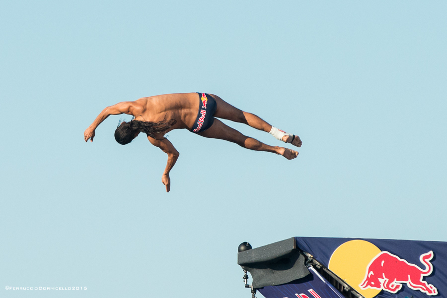 Nel blu dipinto di blu: a Polignano gli spettacolari tuffi del Red Bull Cliff Diving World Series 2015