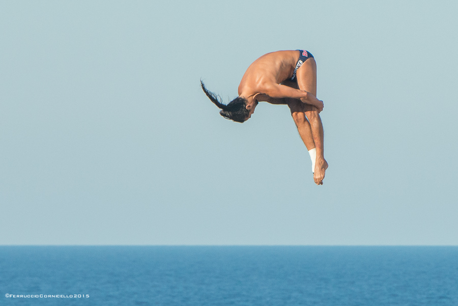 Nel blu dipinto di blu: a Polignano gli spettacolari tuffi del Red Bull Cliff Diving World Series 2015