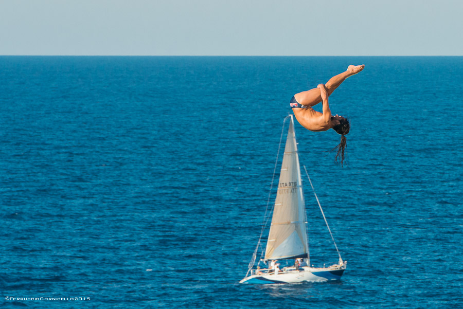 Nel blu dipinto di blu: a Polignano gli spettacolari tuffi del Red Bull Cliff Diving World Series 2015