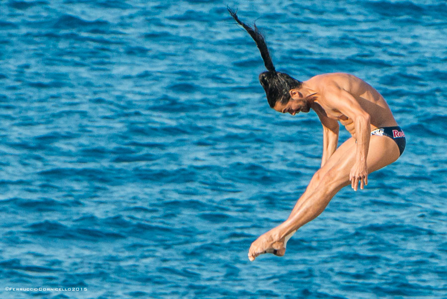 Nel blu dipinto di blu: a Polignano gli spettacolari tuffi del Red Bull Cliff Diving World Series 2015