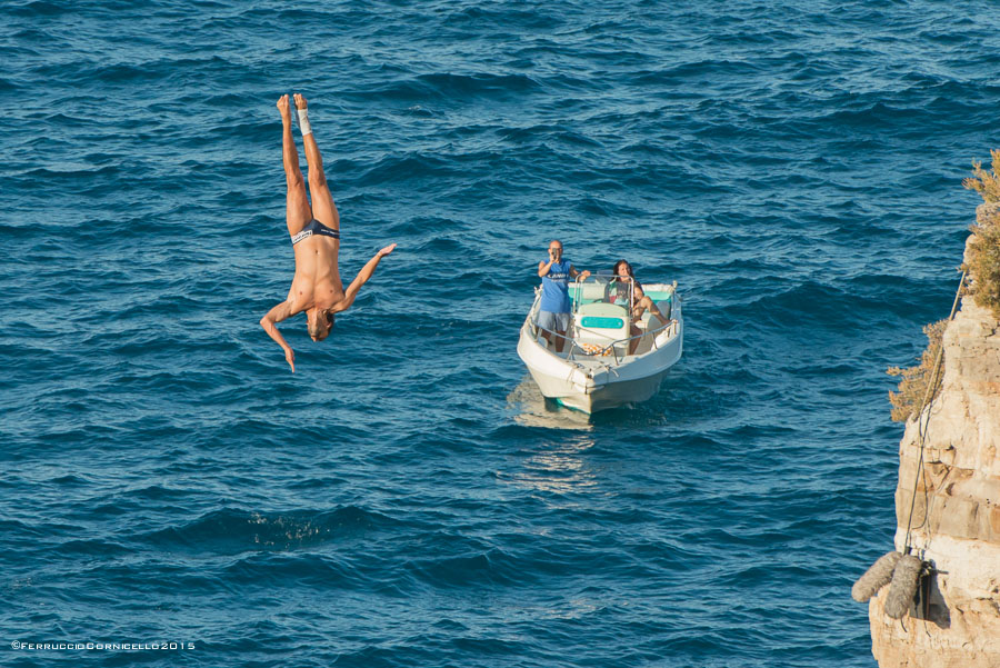 Nel blu dipinto di blu: a Polignano gli spettacolari tuffi del Red Bull Cliff Diving World Series 2015