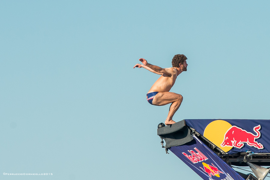 Nel blu dipinto di blu: a Polignano gli spettacolari tuffi del Red Bull Cliff Diving World Series 2015