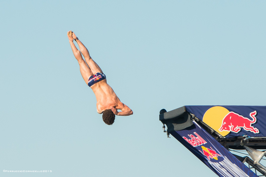 Nel blu dipinto di blu: a Polignano gli spettacolari tuffi del Red Bull Cliff Diving World Series 2015