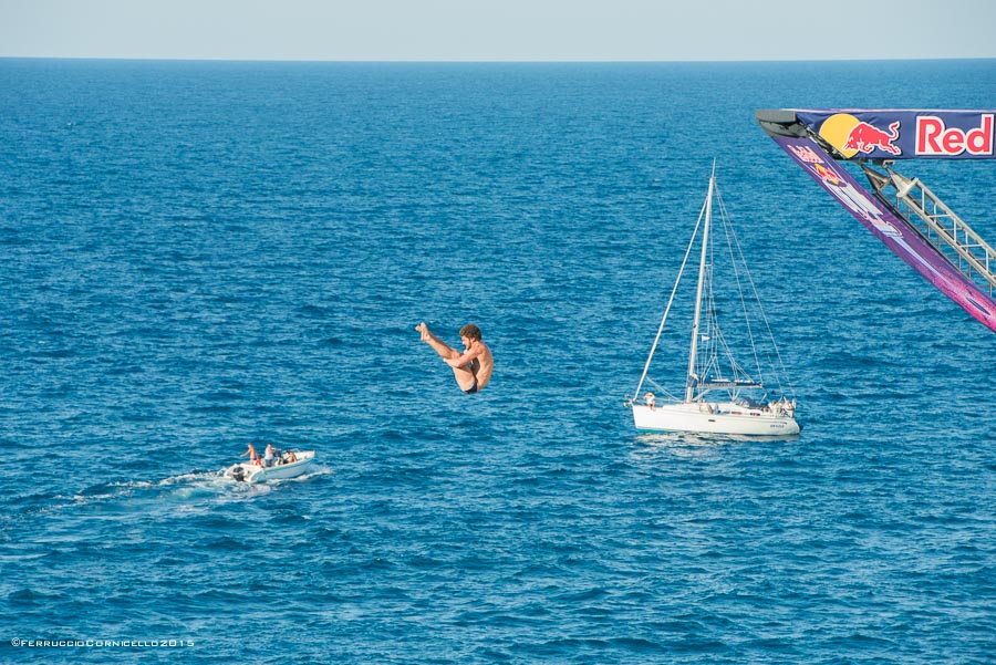 Nel blu dipinto di blu: a Polignano gli spettacolari tuffi del Red Bull Cliff Diving World Series 2015