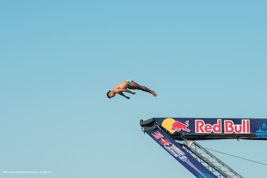 Nel blu dipinto di blu: a Polignano gli spettacolari tuffi del Red Bull Cliff Diving World Series 2015