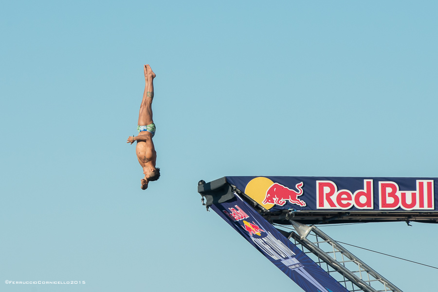 Nel blu dipinto di blu: a Polignano gli spettacolari tuffi del Red Bull Cliff Diving World Series 2015