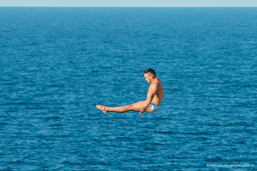 Nel blu dipinto di blu: a Polignano gli spettacolari tuffi del Red Bull Cliff Diving World Series 2015