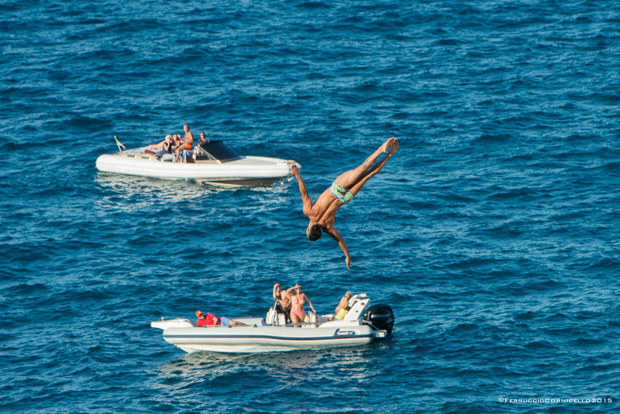 Nel blu dipinto di blu: a Polignano gli spettacolari tuffi del Red Bull Cliff Diving World Series 2015