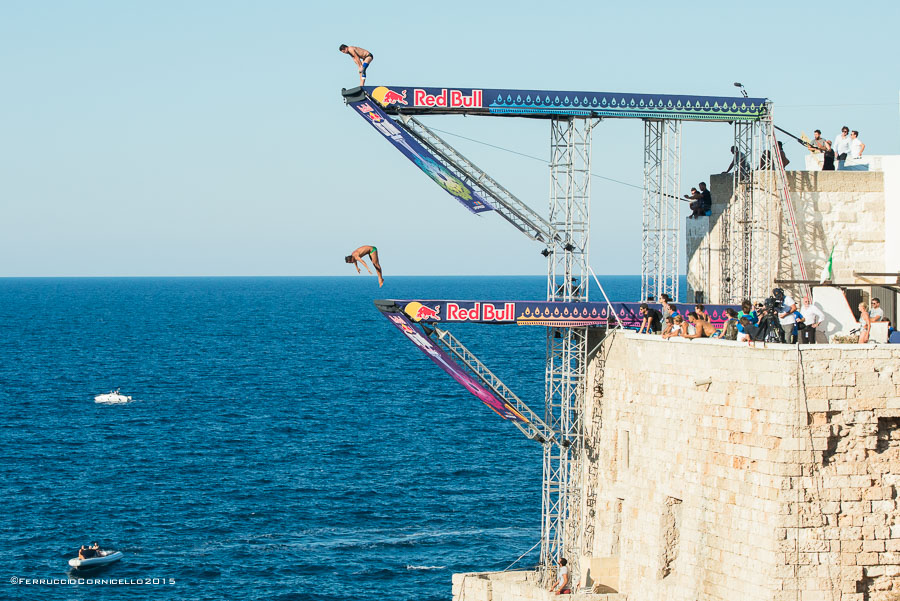 Nel blu dipinto di blu: a Polignano gli spettacolari tuffi del Red Bull Cliff Diving World Series 2015