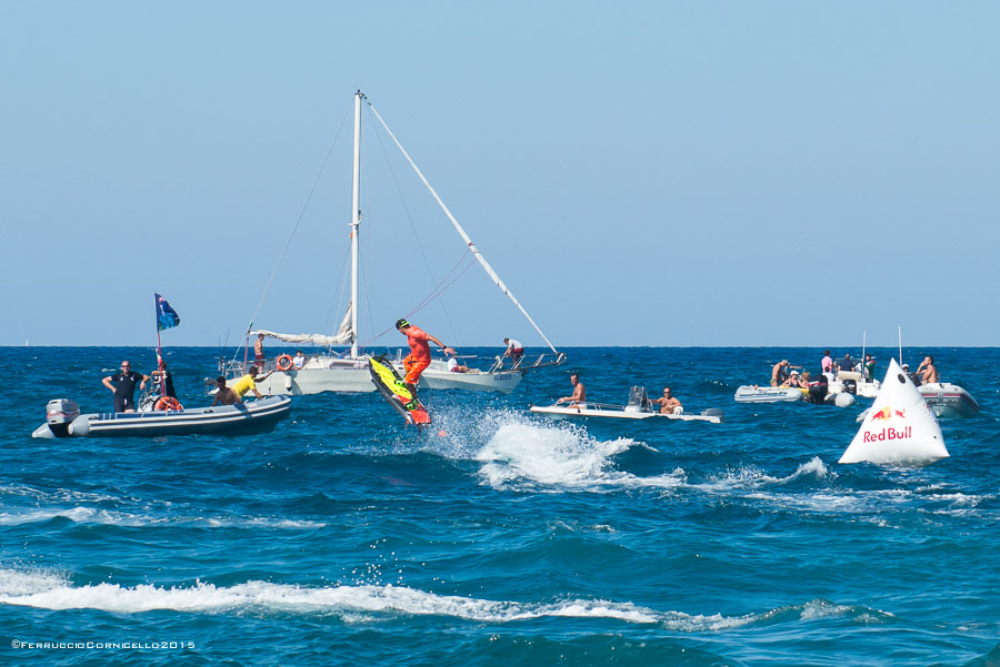 Nel blu dipinto di blu: a Polignano gli spettacolari tuffi del Red Bull Cliff Diving World Series 2015