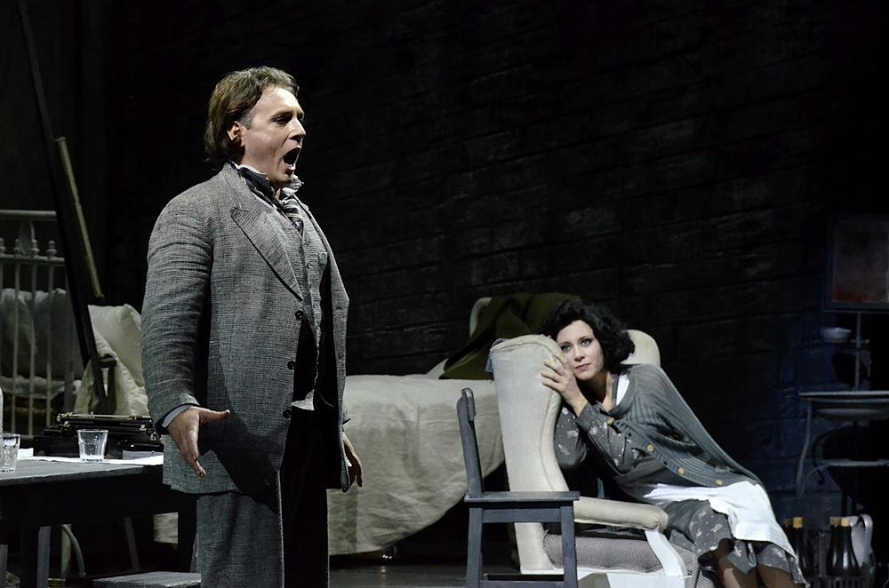 Nelle ore della tragedia reale, successo al Petruzzelli per la Parigi in bianco e nero de 'La Bohème' di Puccini