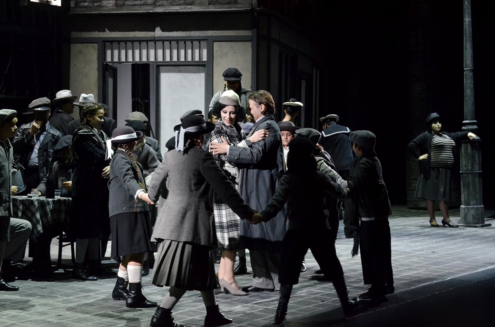 Nelle ore della tragedia reale, successo al Petruzzelli per la Parigi in bianco e nero de 'La Bohème' di Puccini