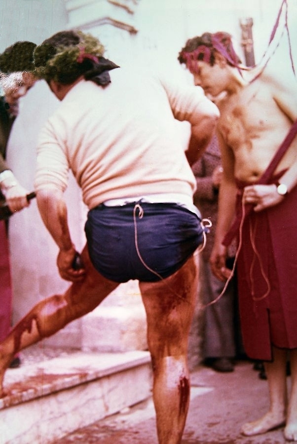 Racconta il tuo Sud | Il cruento rito calabrese dei Vattienti, un documento fotografico degli anni '70