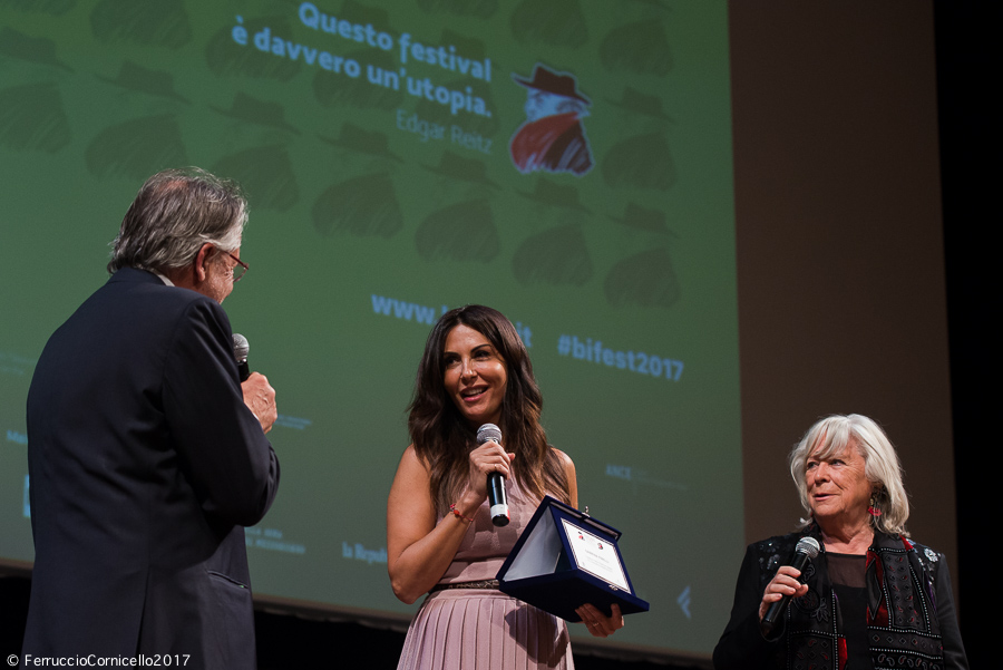 Sabrina Ferilli si racconta al Bif&st 2017 e ritira il Federico Fellini Platinum Award per l’eccellenza cinematografica