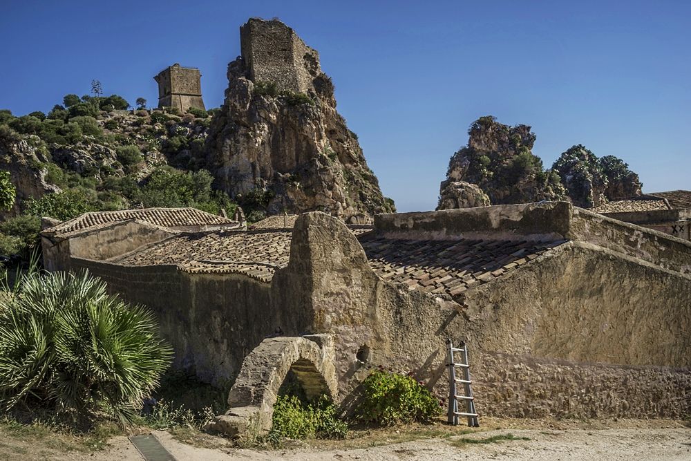Sicilia, una terra sul magico confine fra luce e ombra, nelle immagini di Nicola Vigilanti - Zingaro