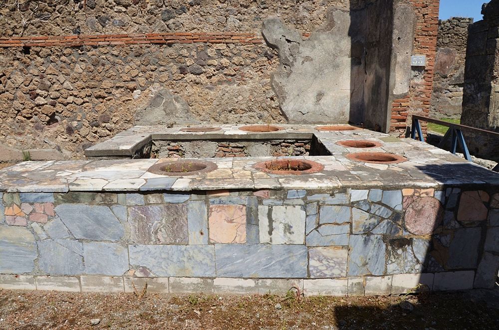 Thermopolium: quando a Pompei e Ercolano inventarono il bar e il fast food