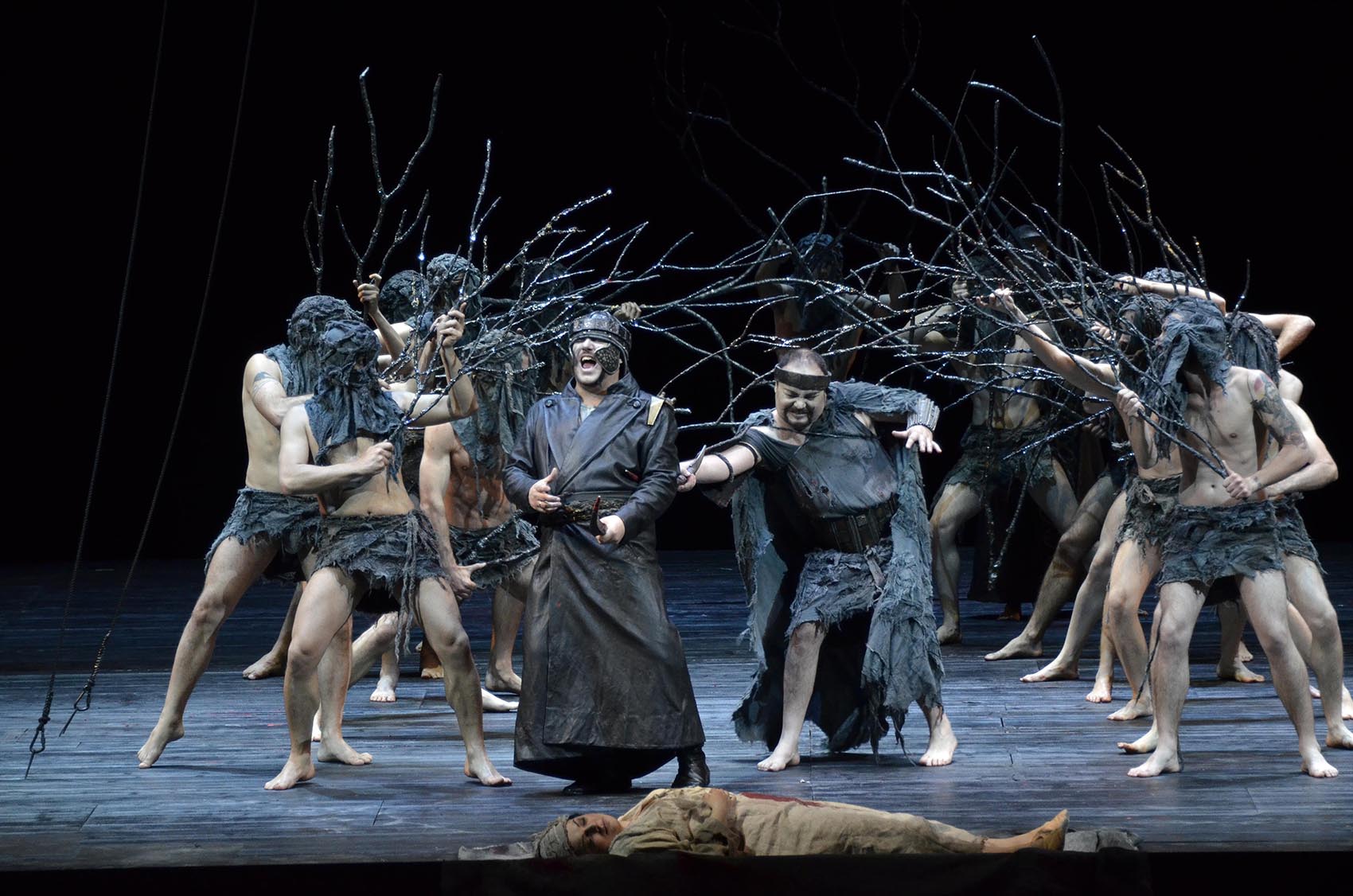 Un Macbeth ‘dimezzato': non convince del tutto l’allestimento barese del capolavoro di Verdi