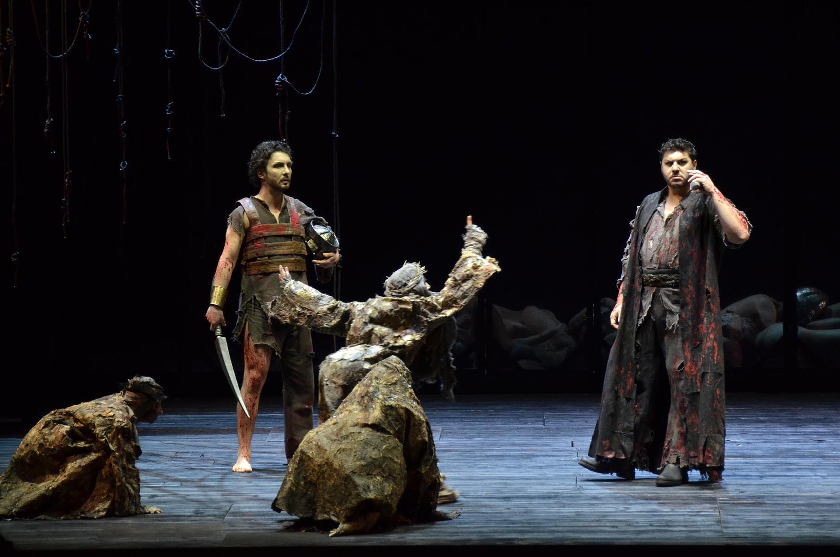 Un Macbeth ‘dimezzato': non convince del tutto l’allestimento barese del capolavoro di Verdi
