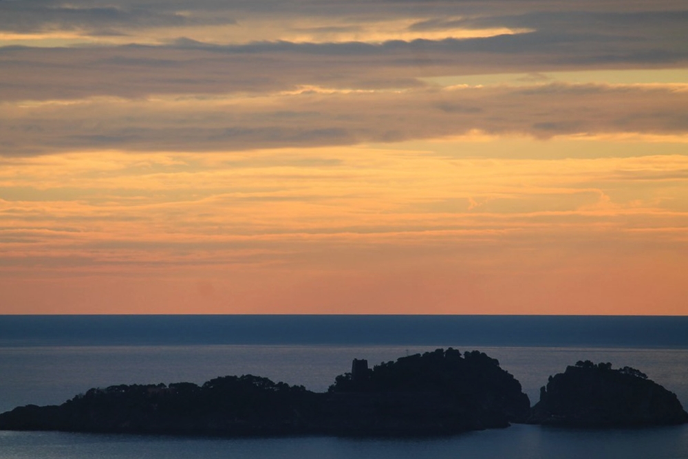 Gli isolotti di Li Galli al tramonto, Positano - Ph. Michael Costa | ccby2.0