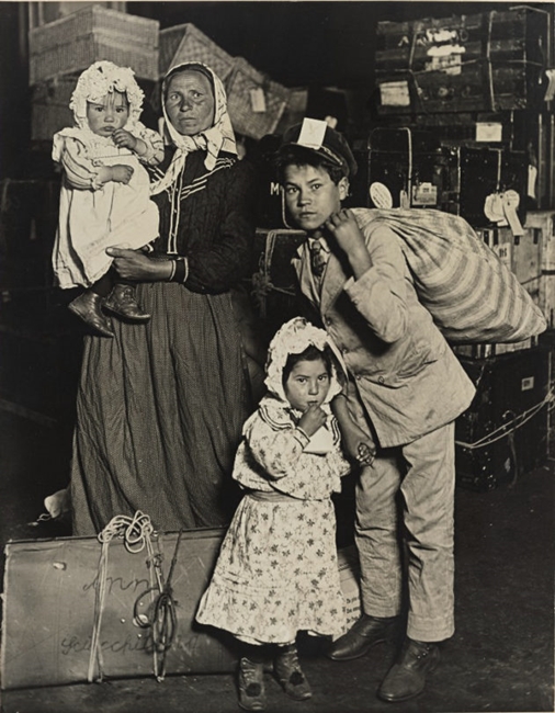 Lewis W. Hine, Italian Family Seeking Lost Baggage, 1905