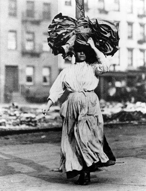 Lewis W. Hine, Southern italian woman at New York, 1910