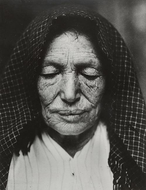 Ph. Lewis W. Hine, Italian woman at Chicago, 1910