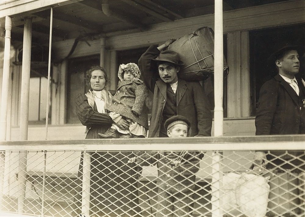 Lewis W. Hine, Italian family on the ferry boat landing at Ellis Island, 1905