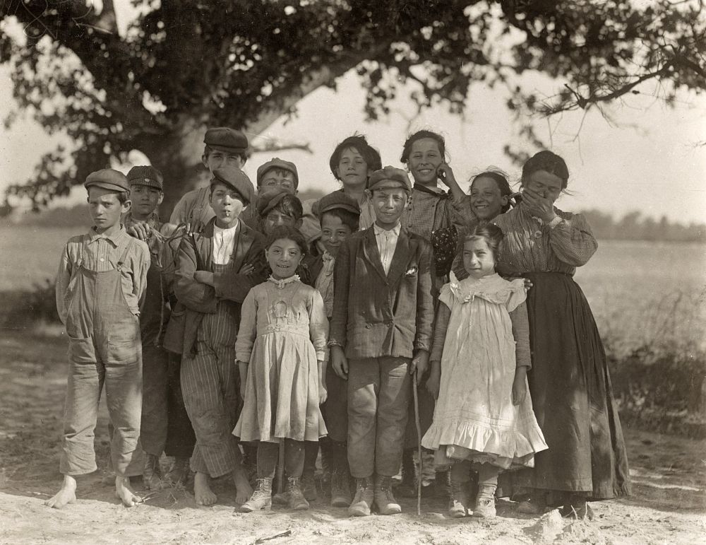 Lewis Wickes Hine, Young italian migrant workers, 1910