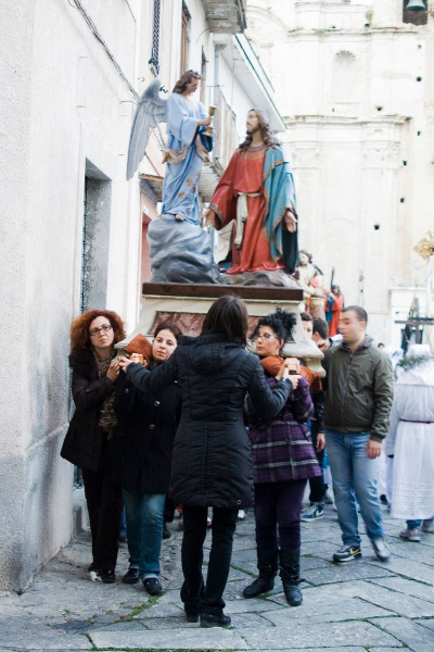 Donne alla processione dei Misteri Pasquali di Caulonia (Reggio Calabria) - Ph. Statua del Cristo flagellato nella processione dei Misteri Pasquali, Caulonia (Reggio Calabria)  - Ph. © Simona Tonna