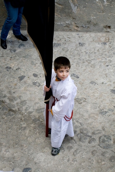 Bambino portavessillo alla processione dei Misteri Pasquali, Caulonia (Reggio Calabria)  - Ph. © Simona Tonna