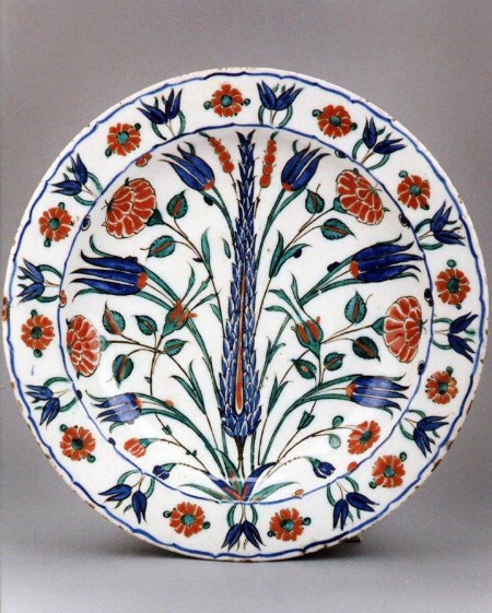 Iznik, piatto decorato a motivi floreali, XVII sec. - Museo della Ceramica Duca di Martina, Napoli