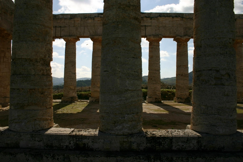 Tra le colonne del tempio di Segesta - Ph. Pedro Hernandez | ccby-sa2.0