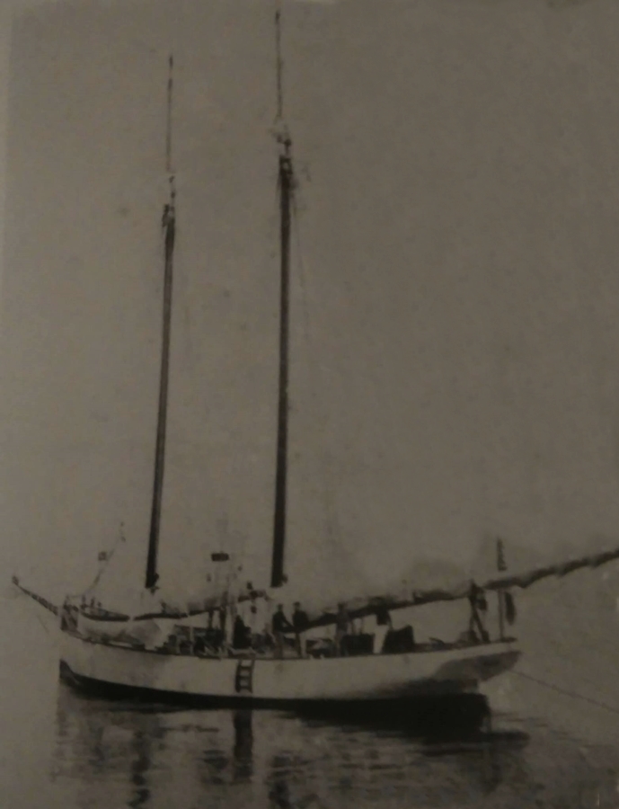 L'Alda, panfilo di 46 tonn, lungo 21 metri, usato da Crawford per i suoi viaggi nel Mediterraneo - Foto anonima, Raccolta Antonino De Angelis, Sant'Agnello (Na)