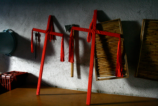 Prima del rito: le croci rosse che saranno portate dagli acciomo - Ph. Diego Carannante|CCBY2.0