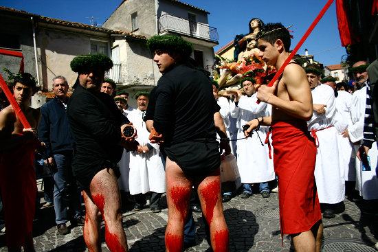I Vattienti e l'Ecce Homo (il ragazzo in rosso) contraltare purificato del penitente - Ph. Diego Carannante|CCBY2.0