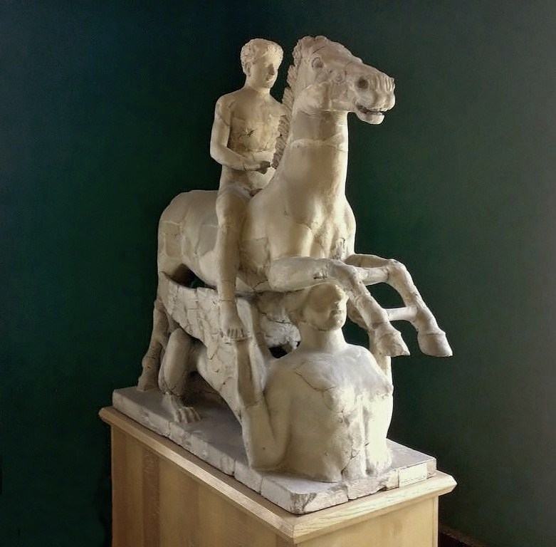 Cavaliere di Marafioti, terracotta policroma, V sec. a.C., Museo Archeologico Nazionale di Reggio Calabria – Ph. courtesy Ingo Harmon 