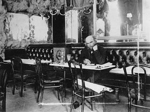 Il poeta Paul Verlaine al Café Procope seduto al tavolo preferito di Voltaire
