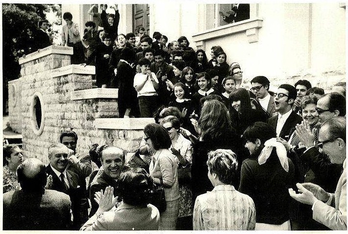 Il compositore Nino Rota ai tempi della sua memorabile direzione del Conservatorio ‘Niccolò Piccinni’ di Bari. Nella foto, Rota accolto da allievi e docenti dell’istituto durante l’anno 1967-68 – Coll. Privata (courtesy)