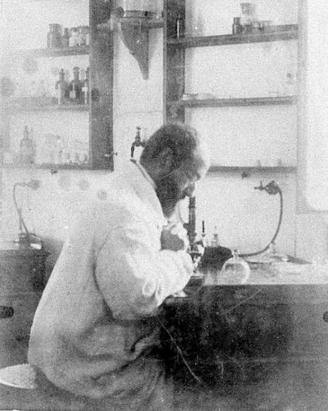 Vincenzo Tiberio in laboratorio, 1895 c.