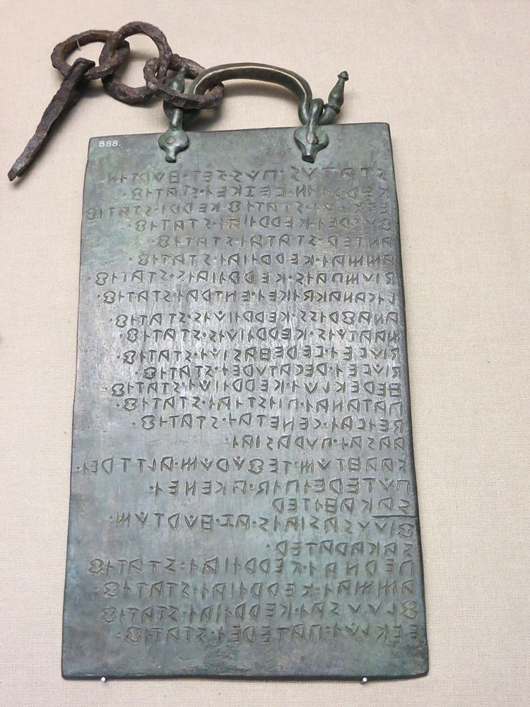La Tavola Osca nota come “Tabula Angnonensis “ ritrovata in Molise nel 1848 ed oggi conservata al British Museum, bronzo con catena in ferro, III sec. a.C. - Ph. Jononmac46 | CCBY-SA3.0