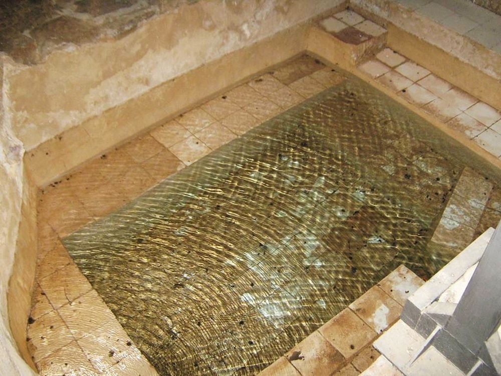 Sicilia - Una delle vasche delle Terme Arabe di Cefalà Diana (Palermo) - Ph. iw3rua | CCBY-SA3.0