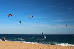 I colorati aquiloni del kitesurfing - Ph. Albert Torello | CCBY-SA2.0