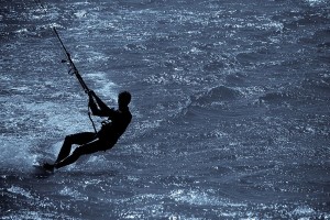 Kitesurf rider in controluce - Ph. Julien Haler | CCBY2.0